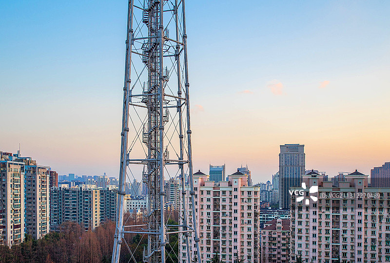 晚霞中的电视发射塔图片素材