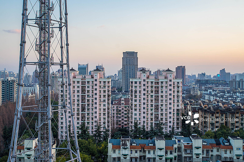 晚霞中的电视发射塔图片素材