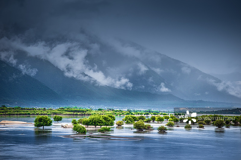 西藏林芝尼洋河南伊沟风光图片素材