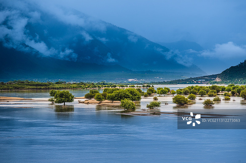 西藏林芝尼洋河南伊沟风光图片素材