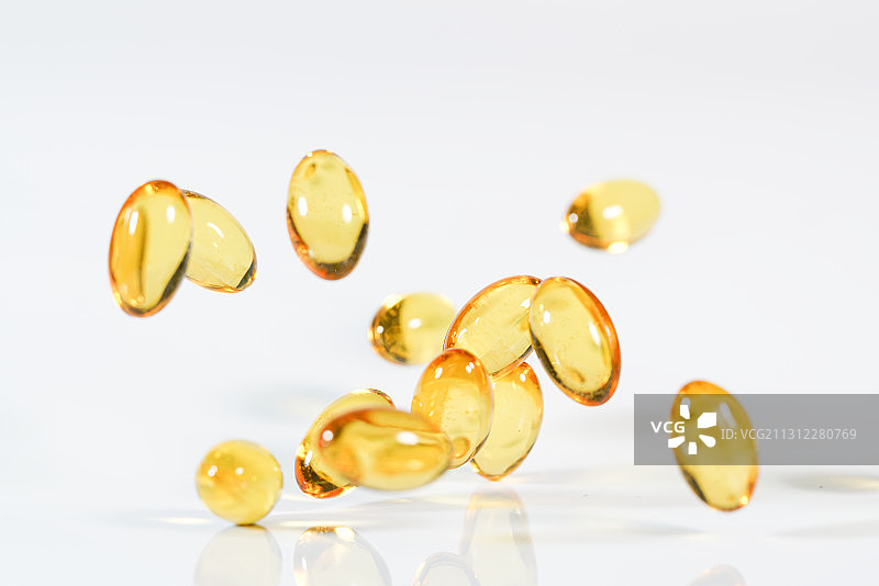 高速跳动的药丸鱼肝油白色背景棚拍广告素材图片素材