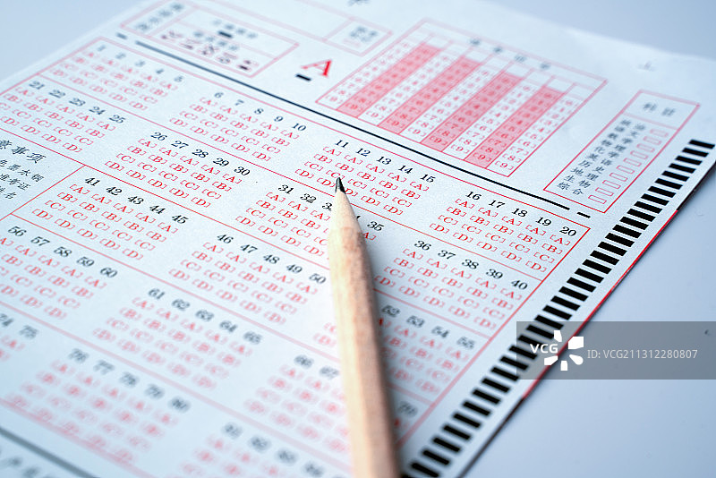 考试答题卡上的一支笔图片素材