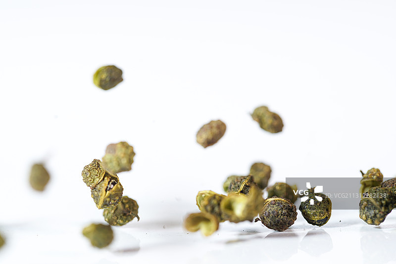 高速跳动的香料青花椒白色背景棚拍广告素材图片素材