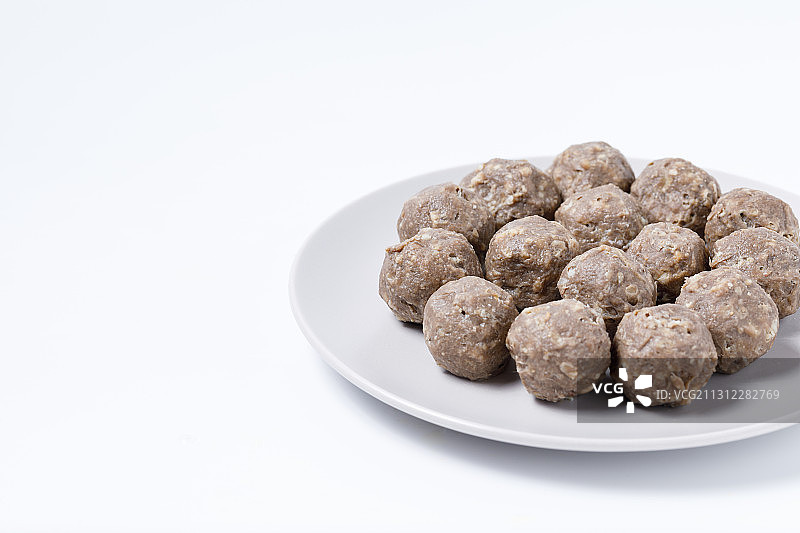 放在白色背景上的一盘手工牛肉丸图片素材