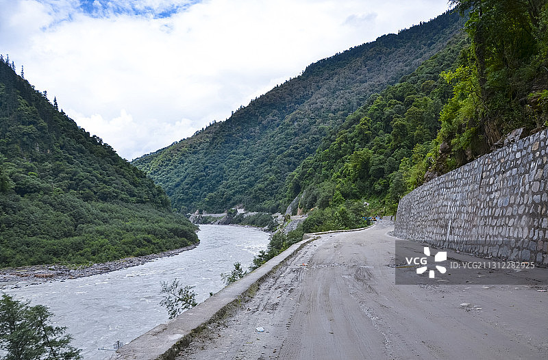 中国西藏318国道通麦天险景观图片素材