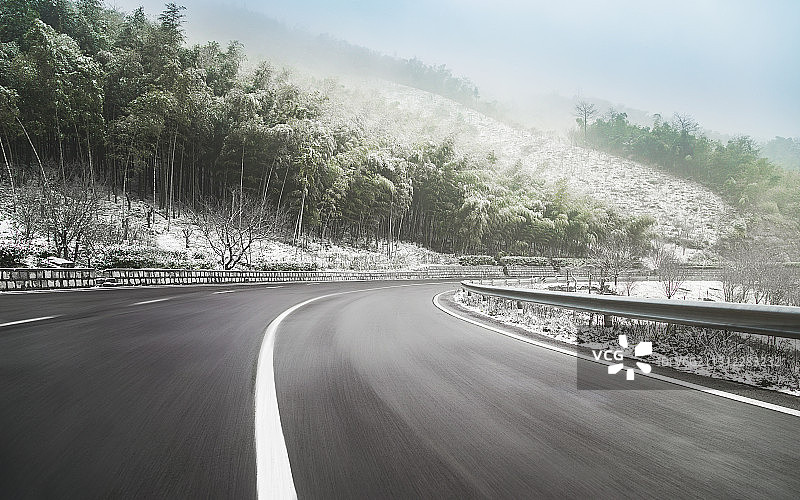下雪的盘山公路图片素材