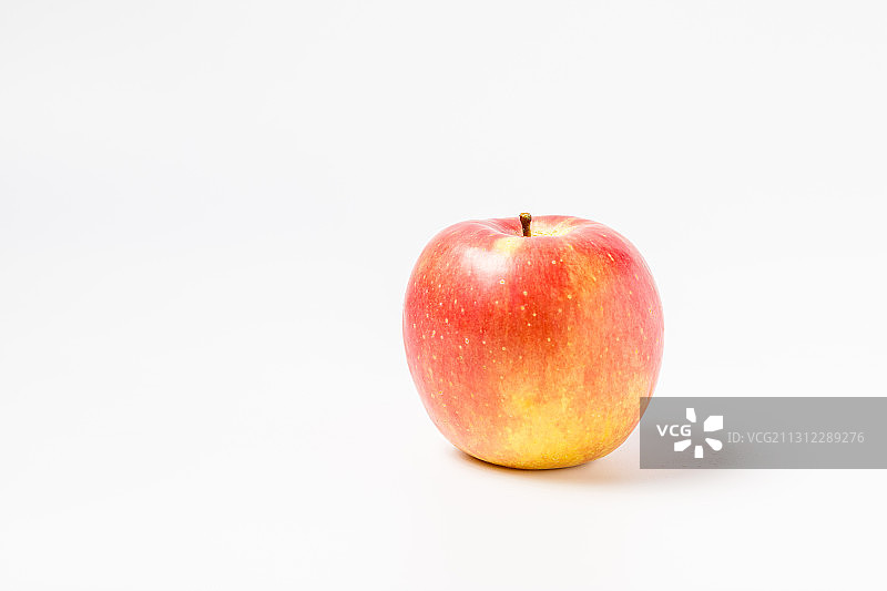 放在白色背景上的新疆阿克苏苹果图片素材