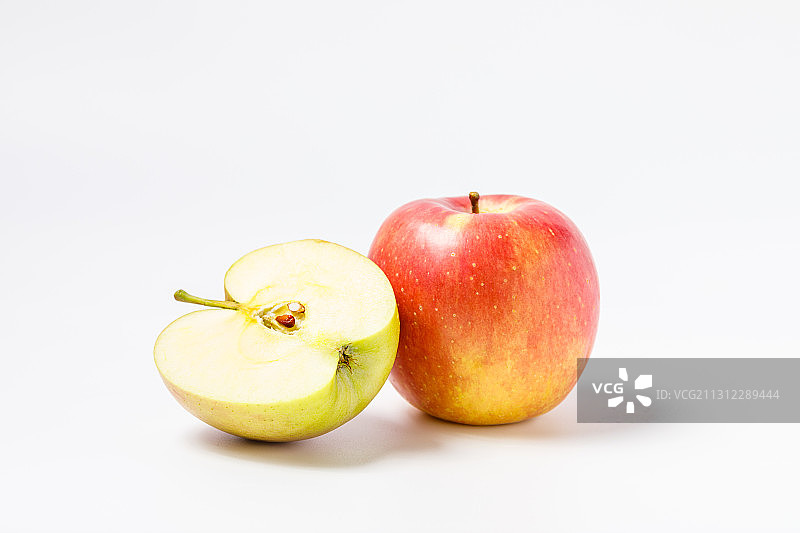 放在白色背景上的新疆阿克苏苹果图片素材