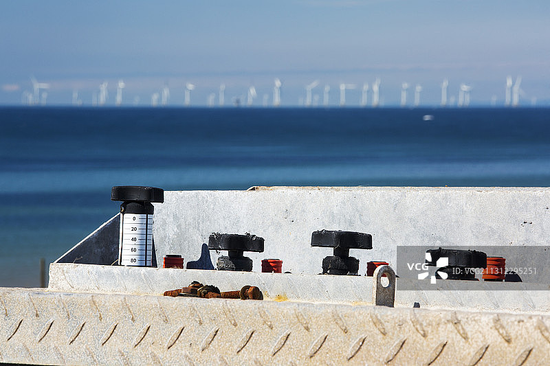 甲烷捕获设施，利用英国坎布里亚郡沃尔尼岛旧垃圾填埋场的甲烷，后面是沃尔尼海上风电场图片素材