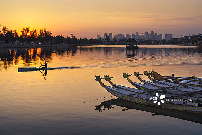 日暮龙舟池图片素材