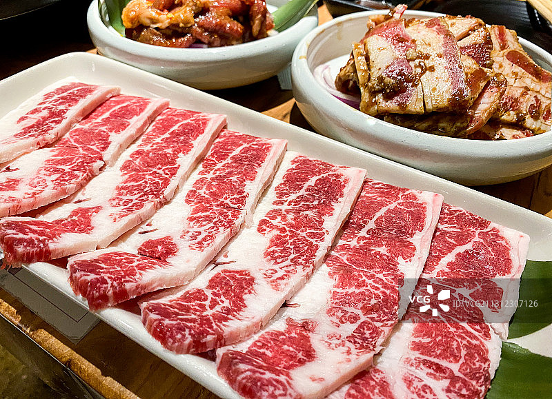 一盘整齐的牛肉切片图片素材