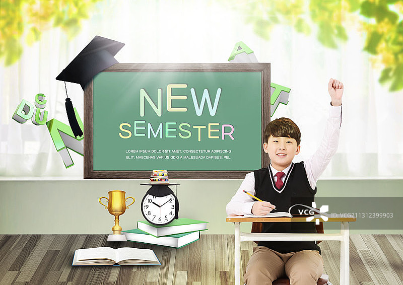 学校里举手坐在课桌旁的少年图片素材