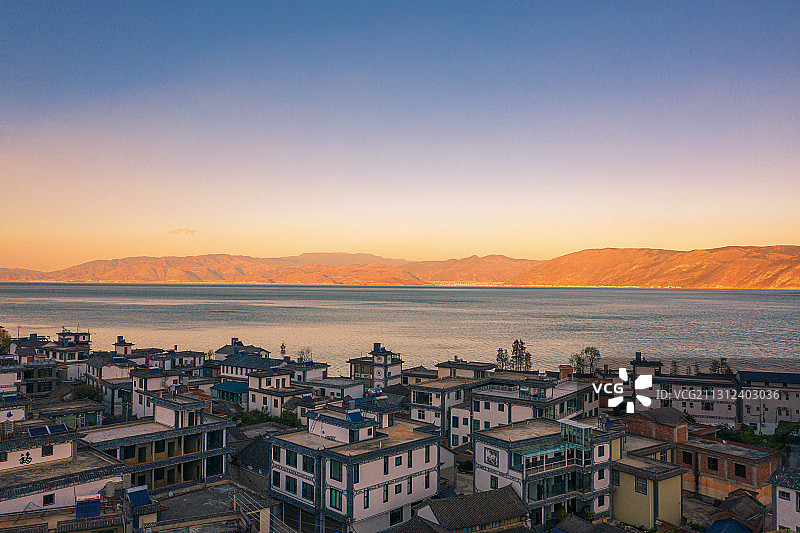 航拍大理洱海之滨磻溪村图片素材