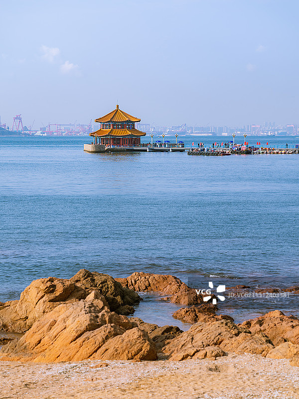 山东省青岛市市南区栈桥海滨风景区和两层八角楼 回澜阁 大海图片素材