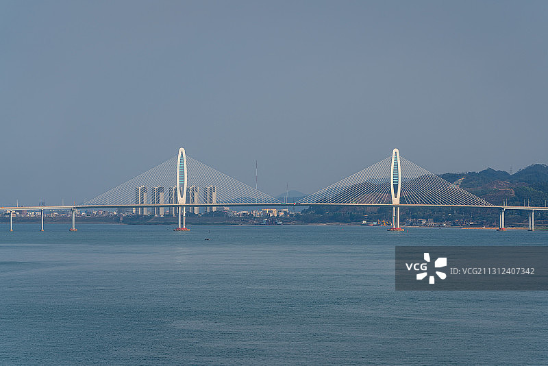 广东省肇庆市端州区阅江大桥西江河流船只平静江面图片素材