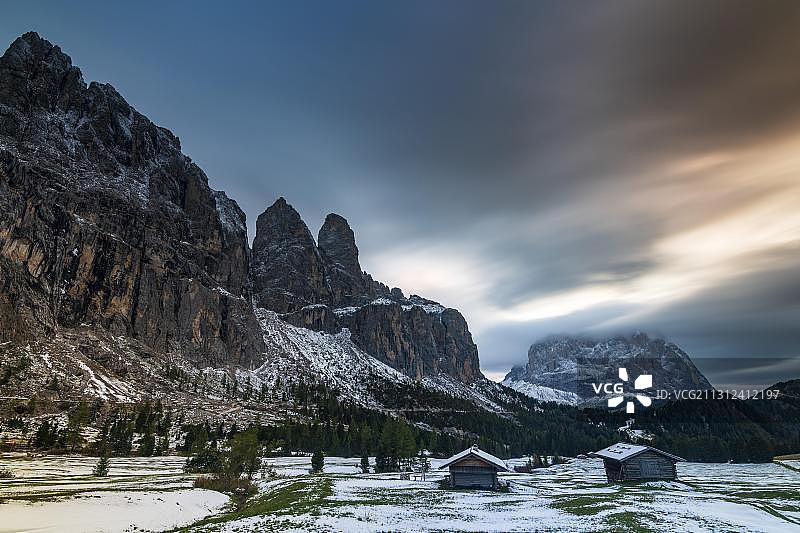 南蒂罗尔壮丽云雾，新雪与高山小屋图片素材