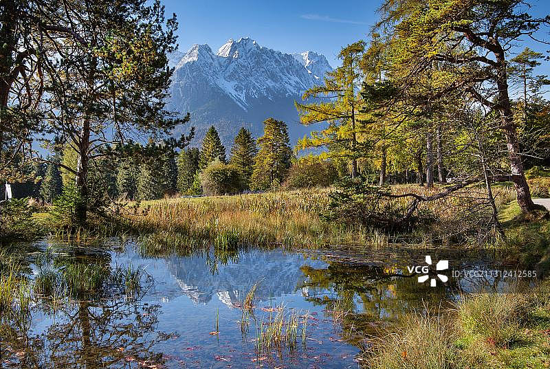 克拉默高原路上的池塘，背景是楚格峰，位于德国巴伐利亚州图片素材