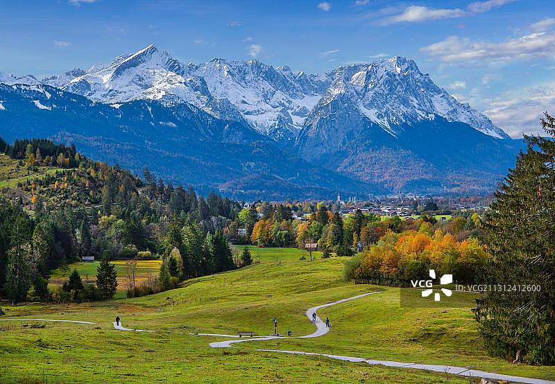 哲学之路的秋景：楚格峰，德国巴伐利亚图片素材