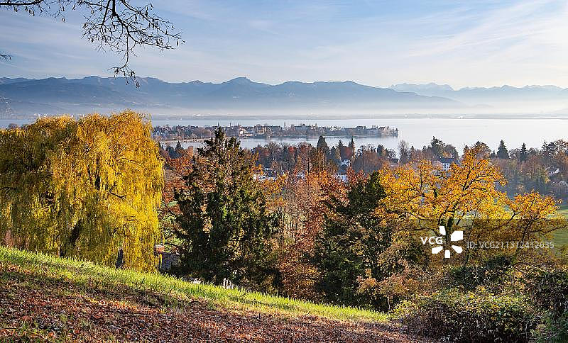 德国林道康斯坦茨湖阿尔卑斯山老城岛秋季湖景图片素材