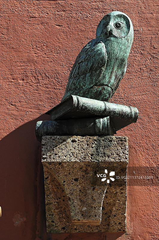 猫头鹰站在书上，德国布格豪森城镇图书馆的金属雕像图片素材