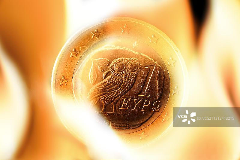 燃烧的希腊欧元：希腊面临破产的象征性图像图片素材