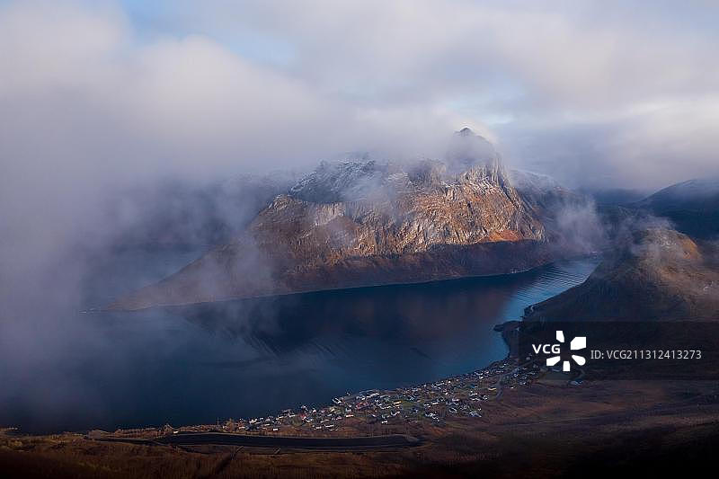 挪威塞尼亚岛Fjordgard小镇及尖峰山航拍景观图片素材