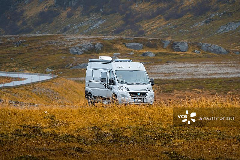 停在挪威北角卡菲峡湾附近草地停车场的露营车图片素材