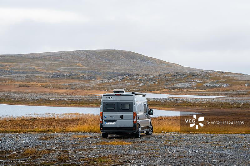 停在挪威北角卡峡湾附近停车场的露营车后视图图片素材