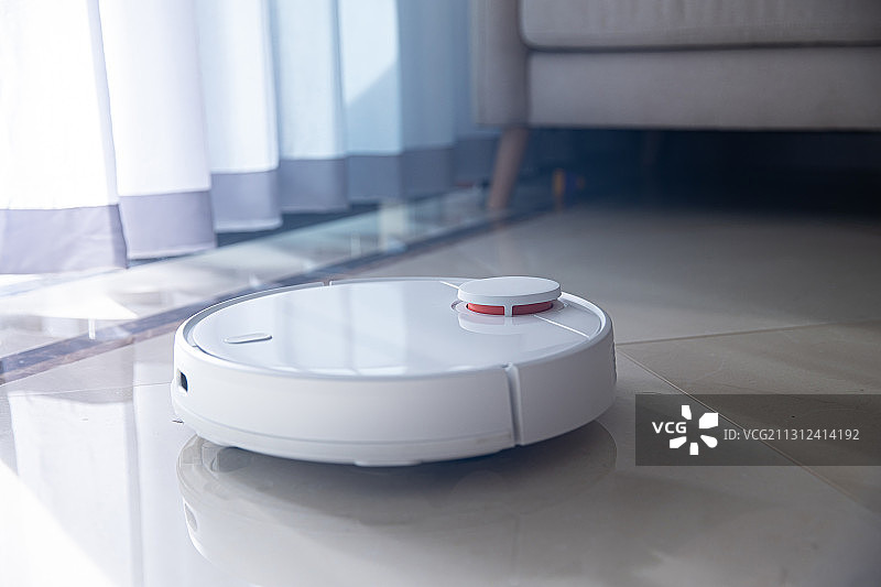 扫地机器人在室内工作图片素材
