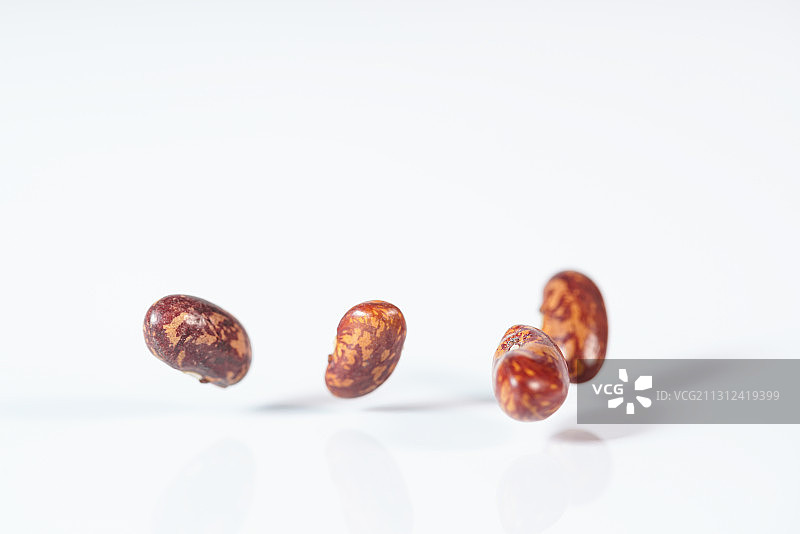 高速跳动的花腰豆白色背景棚拍广告素材图片素材