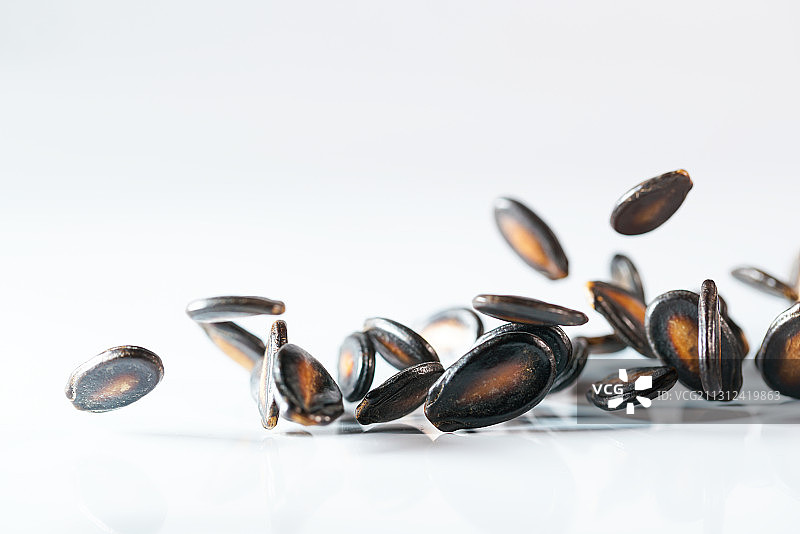 高速跳动的零食西瓜子白色背景棚拍广告素材图片素材