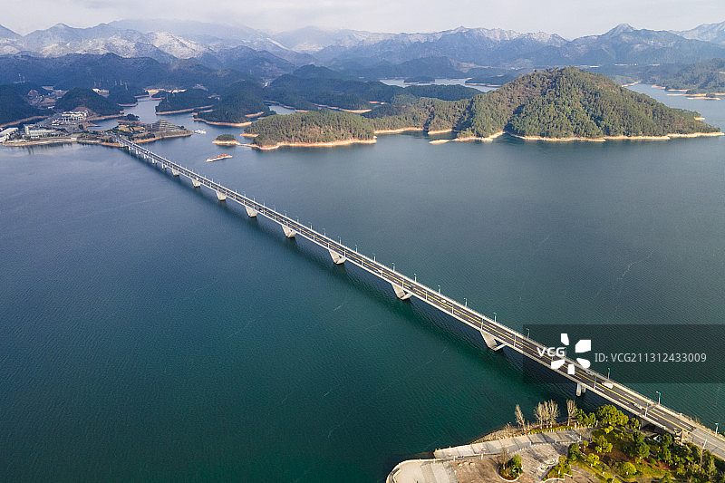 浙江淳安千岛湖大桥——天屿山观景平台鸟瞰图片素材