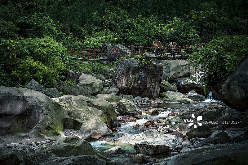茶马古道上的铁索桥图片素材