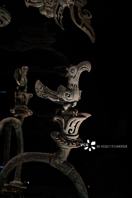 三星堆博物馆神树青铜器局部图片素材