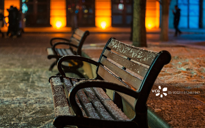 雪下夜景下长椅图片素材