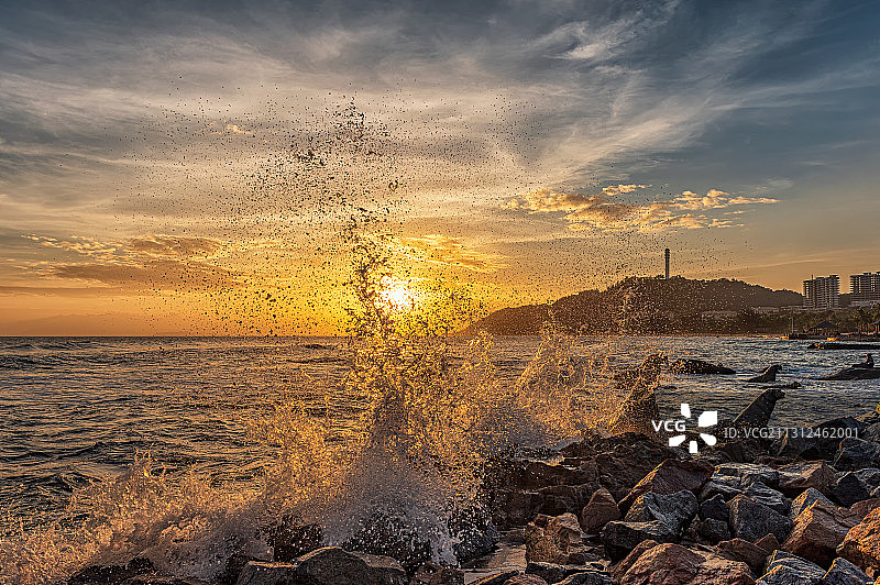 夕阳下的山水云天图片素材