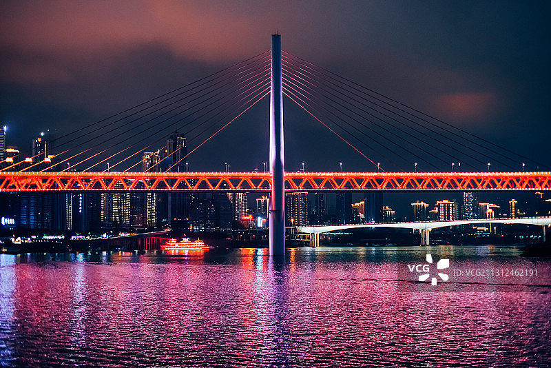 对称视角的重庆长江大桥夜景图片素材