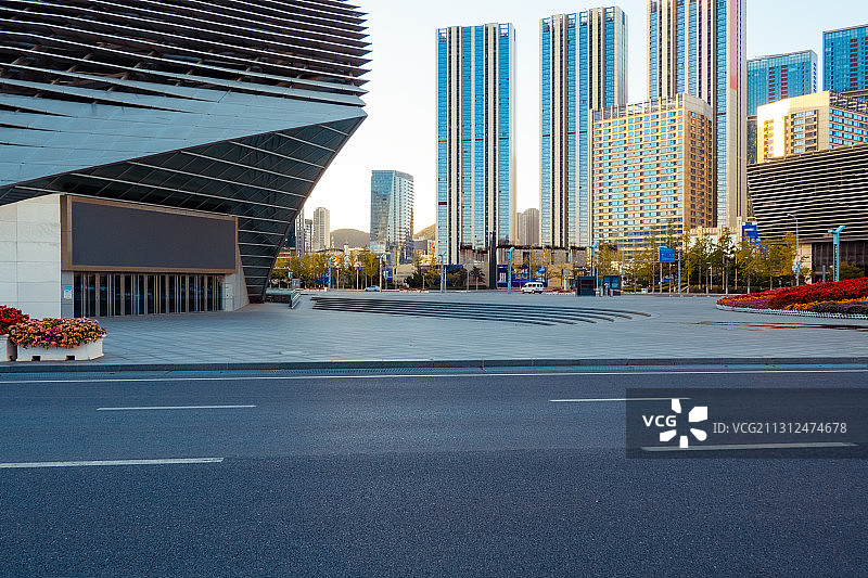 日出时的城市街道图片素材