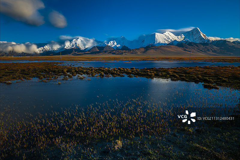 西藏山南地区卓木拉日雪山神女峰圣女峰多情湖多庆措沼泽倒影草地图片素材