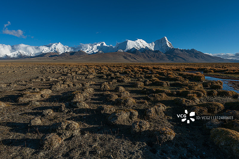 西藏山南地区卓木拉日雪山神女峰多庆措沼泽草地图片素材