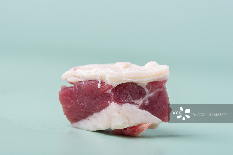 青底上一小方块的新鲜牛腩肉特写图片素材