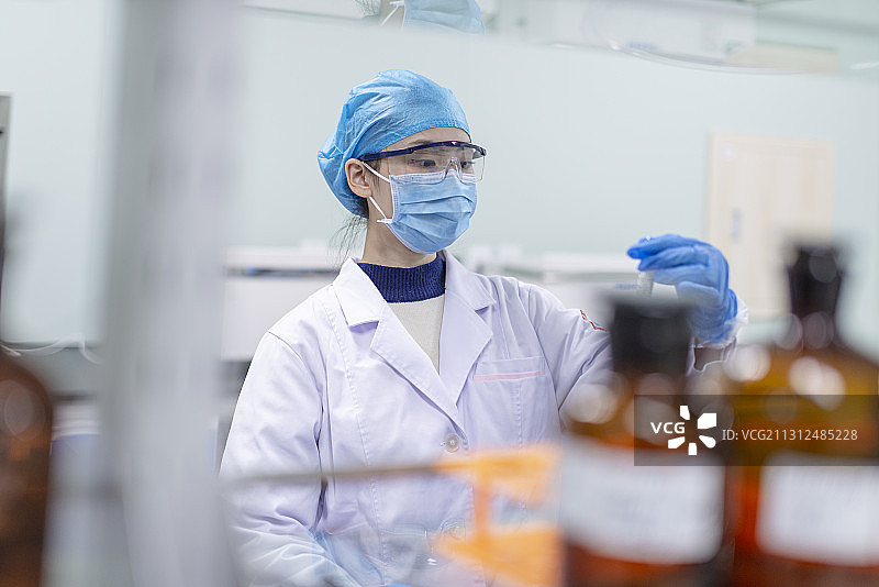 一年青女医生在实验室里化验检测图片素材