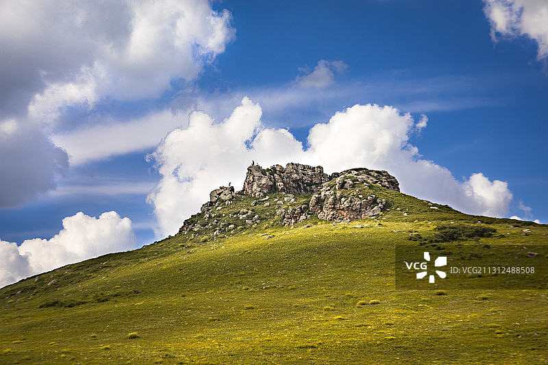 乌兰布统草原，蓝天白云与天际线，光影交错图片素材