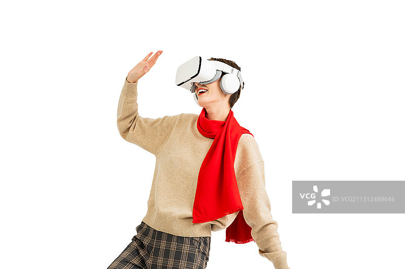 头戴VR的年轻女性图片素材