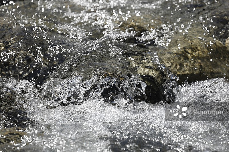 瑞士国家公园小溪中水流过岩石的特写，格里松图片素材