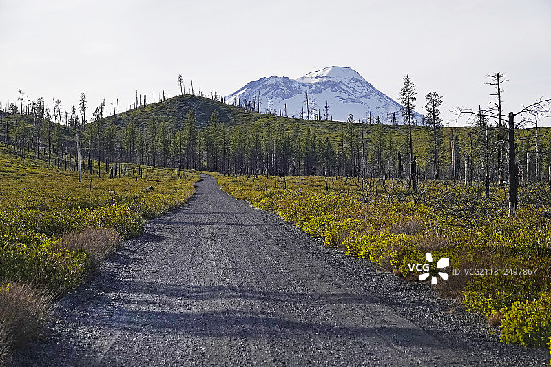 山区里孤独的土路图片素材
