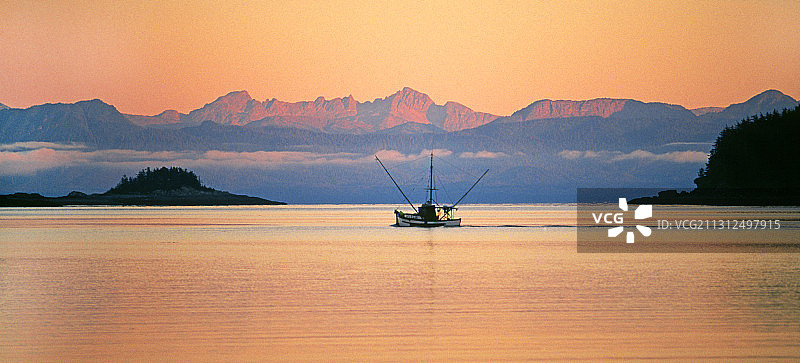 黎明时分的渔船图片素材