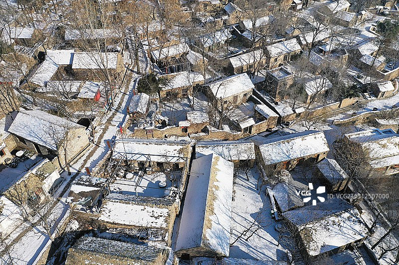 山东枣庄山亭区兴隆庄石板房古村落雪景图片素材