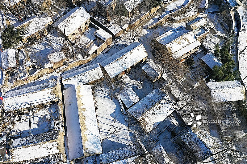 山东枣庄山亭区兴隆庄石板房古村落雪景图片素材