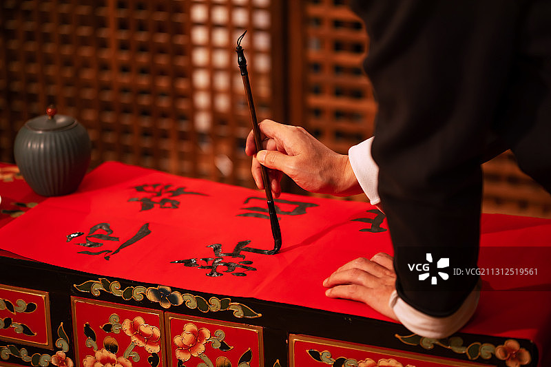 一个东方男子写对联图片素材